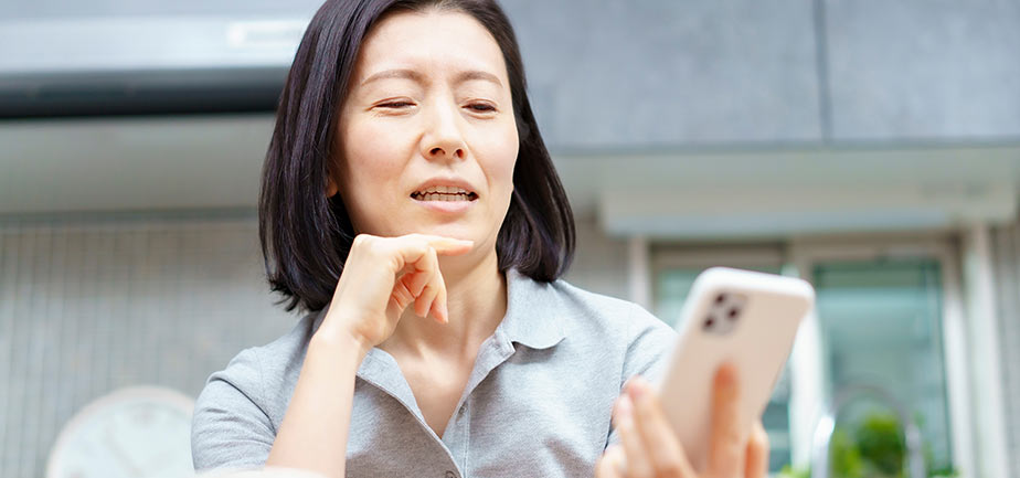 イメージ画像・スマホを見る女性