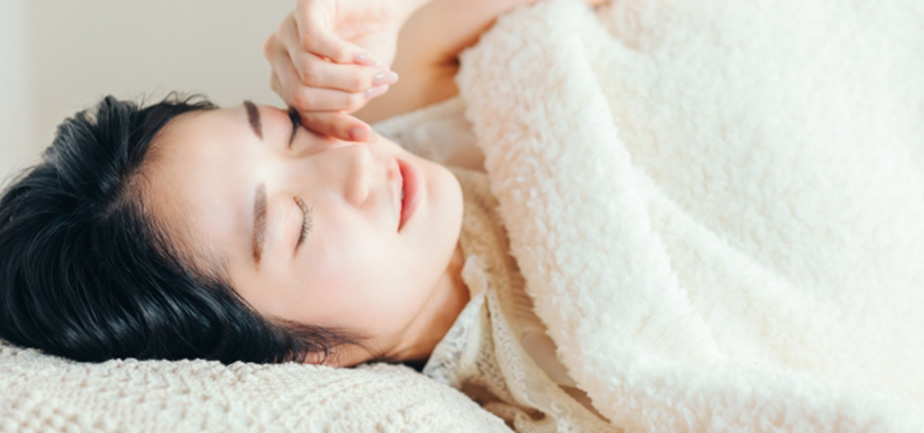 イメージ画像・うたた寝する女性