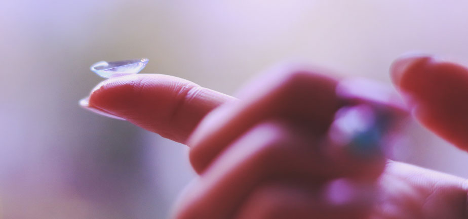 イメージ画像・指に乗ったコンタクト