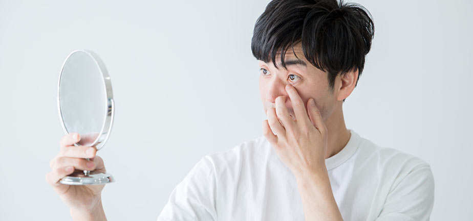 イメージ画像・目ヤニを確認する男性