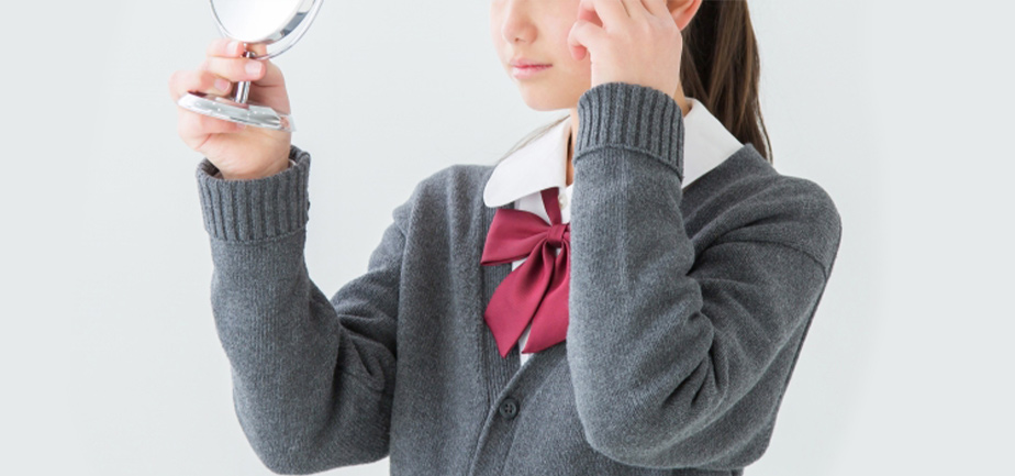 斜めから見た右目の瞳の写真