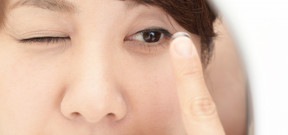 イメージ画像・片目を閉じる女性