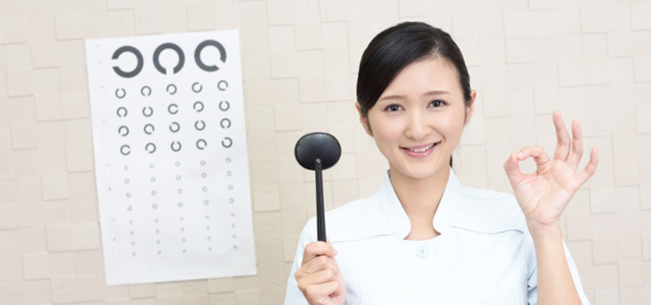 視力検査表と女性