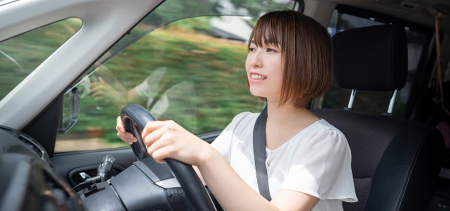 運転中の女性