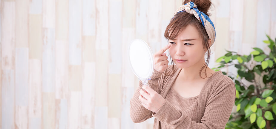 イメージ画像・コンタクトレンズの装用に違和感を感じる女性