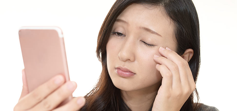 イメージ画像・鏡を見る女性