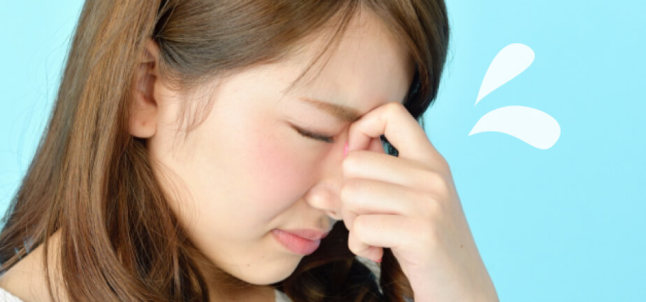 イメージ画像・目に痛みを感じる女性