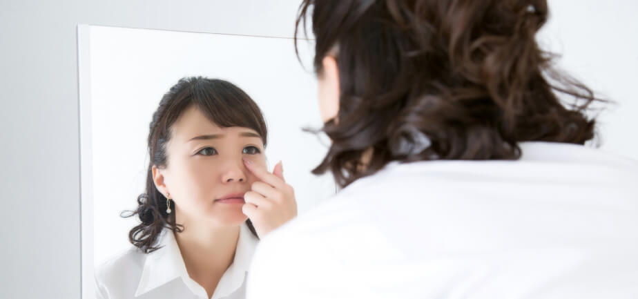 イメージ画像・鏡を見る女性